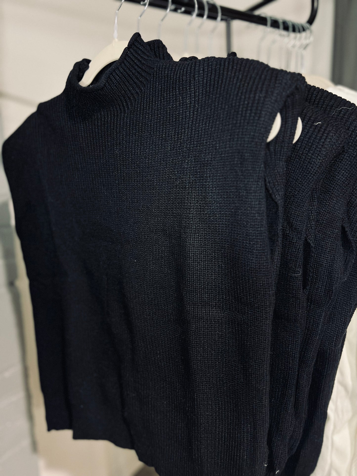 KNITTED SLEEVELESS TURTLENECK SWEATER